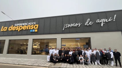 Trabajadores de La Despensa Supermercados durante la inauguración