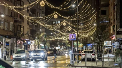 Imagen de una calle iluminada en Maliaño.