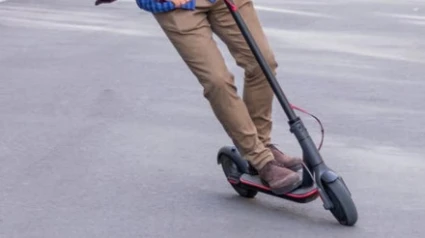 Foto de archivo de un patinete eléctrico