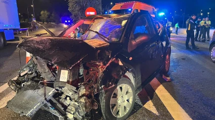 Estado en el que ha quedado el coche tras el atropello a dos jóvenes en una parada de autobús de Madrid