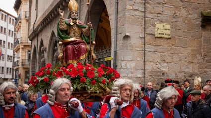 A* Jesús Garzaron
F* 2023_11_29
T* Procesión de San Saturnino. Baile de los Gigantes en la iglesia de San Saturnino y en la plaza Consistorial.
L* Casco Viejo de Pamplona