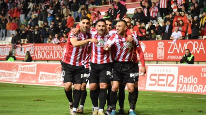 Jugadores del Zamora CF celebran un gol