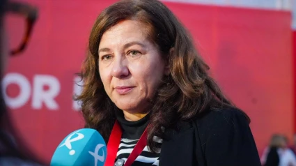 La vicesecretaria general del PSOE de Extremadura, Eva Pérez, atiende a los medios en el marco del 41 Congreso Federal que el Partido Socialista celebra en Sevilla