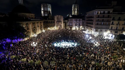 Manifestación en la plaza de la Virgen de Valencia tras la DANA