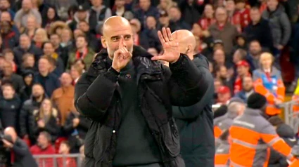 Pep Guardiola hizo el gesto del número seis a la grada de Anfield