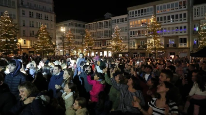 Miles de personas se dieron cita en el encendido en la plaza de Armas