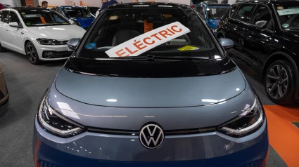 Se ve un vehículo usado marcado con la característica de coche eléctrico. La feria de vehículos de ocasión se celebra anualmente en el recinto ferial de Plaza de España. El Salón de Ocasiones reúne a más de 2.000 coches a la espera de unos 20.000 potenciales compradores