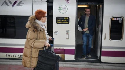 Dos personas en el primer AVE a Valencia tras el paso de la DANA