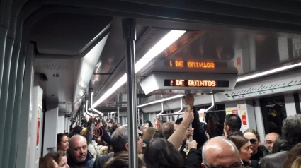 Vagón del metro de Sevilla repleto de viajeros