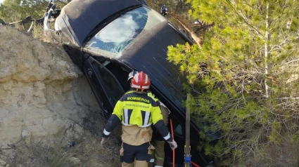 Un bombero durante el rescate de los heridos en el accidente