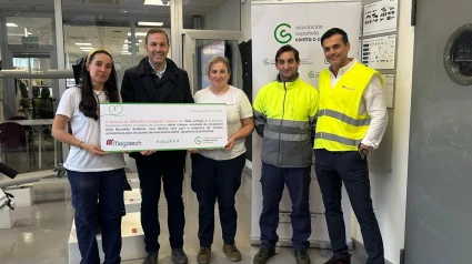 El presidente de la AECC de Ourense, Germán Rodríguez-Saá, recibe el cheque de Megatech Industries