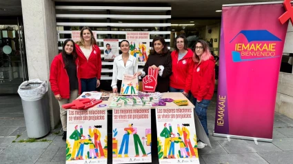 Las delegadas de Salud y Consumo del Ayuntamiento y la Junta, Cintia Bustos y María Jesús Botella, en el estand montado por el Día Mundial del Sida.POLITICA ANDALUCÍA ESPAÑA EUROPA CÓRDOBA SALUDJUNTA DE ANDALUCÍA