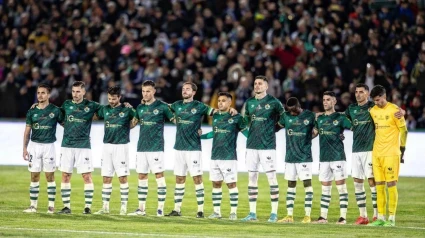 Los jugadores del Cacereño ante el Real Madrid en Copa del Rey