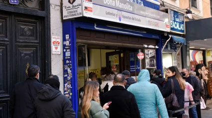 Gente esperando para comprar la tradicional lotería de Navidad. Hay largas colas, sobre todo en el puesto de venta de Doña Manolita, que es uno de los lugares más tradicionales para vender billetes de lotería de Navidad