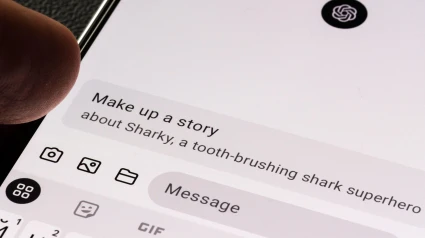Primer plano de un teléfono inteligente que muestra un mensaje de texto en ChatGPT, solicitando la creación de una historia