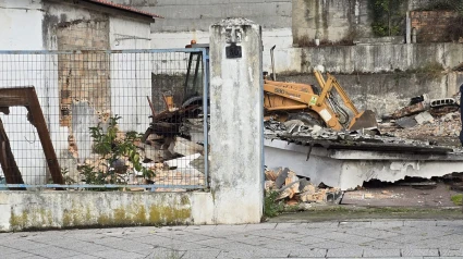 Naves abandonadas en Río Arnoia