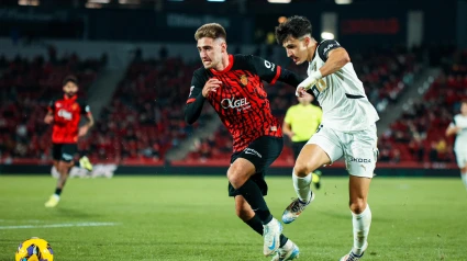 Robert Navarro en una jugada ante el Valencia