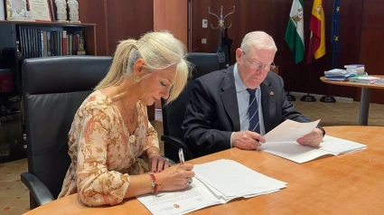 Patricia del Pozo y el presidente del Consejo General de Hermandades y Cofradías de Sevilla