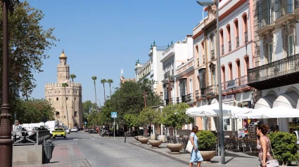 Calle Almirante Lobo en el centro de Sevilla, con la Torre del Oro al fondo