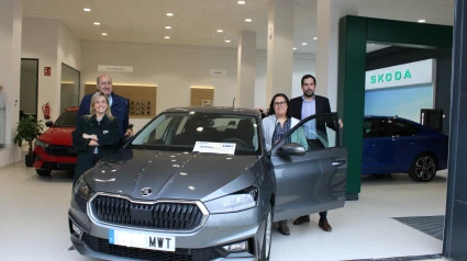 La gerente de GADASA, Eva André, y el director gerente de Expourense, Rogelio Martínez, hicieron entrega del cheque