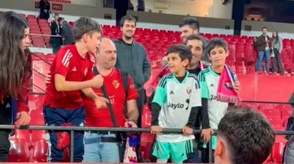 Niños de Osasuna jugando a piedra papel y tijera