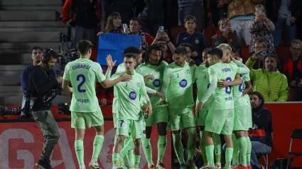 ***VERSIÓN CORREGIDA*** PALMA DE MALLORCA, 03/12/2024.- Los jugadores del Barcelona celebran el segundo gol ante el Mallorca, durante el partido de la jornada 19 de LaLiga EA Sports que RCD Mallorca y FC Barcelona disputan este martes en el estadio de Son Moix. EFE/Cati Cladera