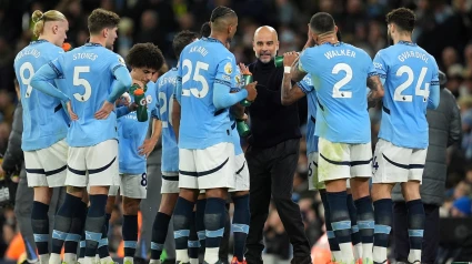 El entrenador del Manchester City, Pep Guardiola, habla con los jugadores desde la línea de banda, durante el partido de fútbol de la Premier League inglesa entre el Manchester City y el Tottenham Hotspur en el Etihad Stadium.