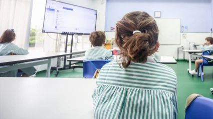 Niños miran a una pantalla en una clase del colegio Virgen de Europa durante el primer día de clase del curso 2021-22, a 6 de septiembre de 2021, en Boadilla del Monte, Madrid