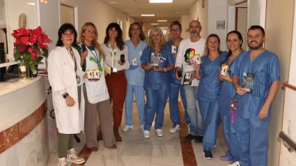 Profesionales sanitarios del Macarena, con los equipos de radios portátiles que se prestarán a pacientes ingresados sin acompañantes