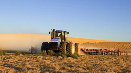 Fallece un trabajador arrollado por un tractor en una parcela de Alcalá de Guadaíra