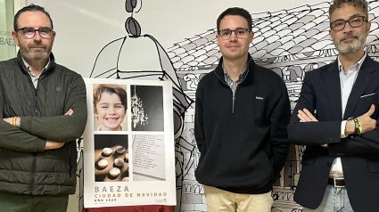 Baeza anuncia por primera vez la Navidad con un cartel de Juan García