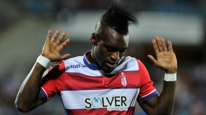 Thievy Bifouma, durante un partido en 2015 con la camiseta de Granada.