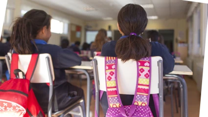 Dos alumnas en el aula de un colegio madrileño