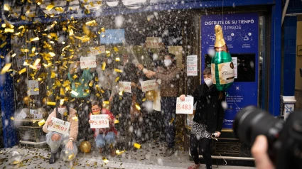 En la conocida administración de loterías de Madrid Doña Manolita celebran que han vendido parte del bote de la lotería de Navidad, valorado en 4 millones de euros, también han vendido varios quintos premios, parte del tercero y del cuarto.