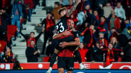 Muriqi celebra con Maffeo el gol ante el Barcelona