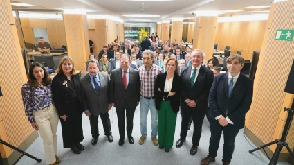 Asistentes a la inauguración de la oficina central