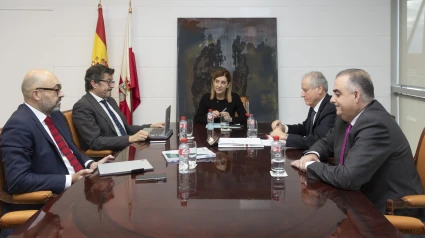 Reunión entre la presidenta de Cantabria, María José Sáenz de Buruaga; el de Adif, Pedro Marco de la Peña, y el de Puertos del Estado, Álvaro Rodríguez Dapena.La presidenta de Cantabria, María José Sáenz de Buruaga, se reúne con el presidente de ADIF, Luis Pedro Marco de la Peña.