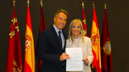 El alcalde Gil y la primera teniente de alcalde Menduiña tras la firma del pacto de gobierno en 2023