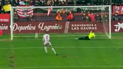 El jugador del Girona estrelló la pelota en el larguero en su lanzamiento.