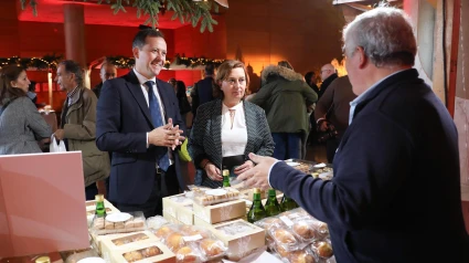 El alcalde de Toledo y la Presidenta de la Diputación en la Feria del dulce de Toledo