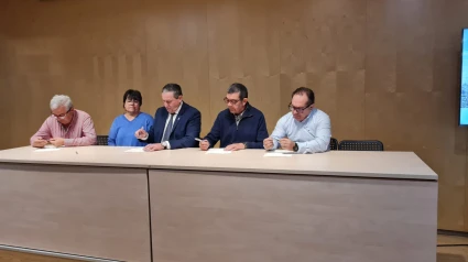 Firma del acuerdo por parte del presidente de la Diputación de Zamora y varios alcaldes