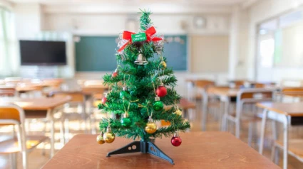 Un árbol de Navidad en un colegio