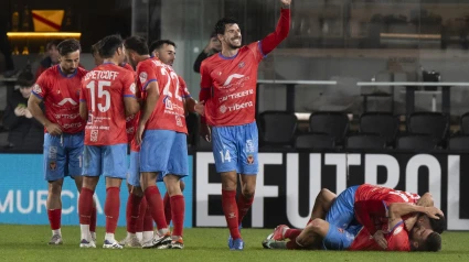 Los jugadores de la Deportiva Minera celebran un gol contra el Alavés.