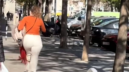 La amiga corriendo al lugar donde aparcó el coche