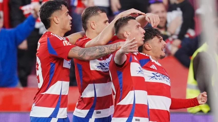 Uzuni celebra uno de los goles del Granada