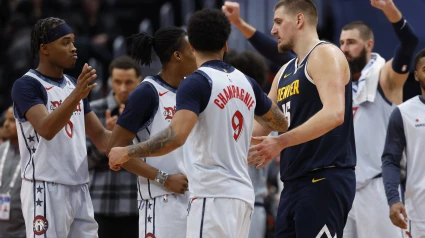 Jokic felicita a los jugadores de los Wizards tras su triunfo sobre Denver.