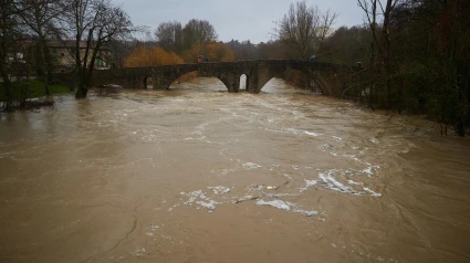 Imagen de archivo de una crecida del río Arga en Pamplona en febrero de 2024