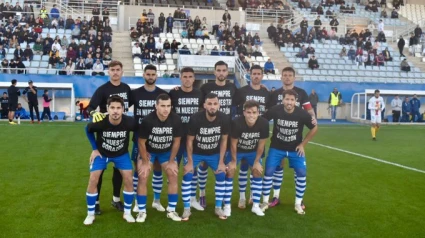 El CF Lorca Deportiva saltó al terreno de juego con camisetas en recuerdo de Hugo Riego