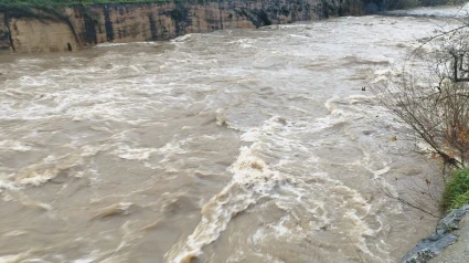 Así baja de crecido el río Deba, en Elgoibar (Gipuzkoa)