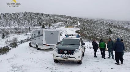 La Guardia Civil auxilia a una autocaravana atrapada en la nieve en La Rioja